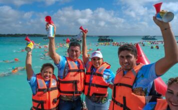 Realizan el XX Maratón de Aguas Abiertas de Bacalar; participan más de mil 500 nadadores