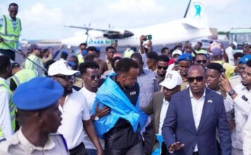 El árbitro vetado por Estados Unidos es recibido como un héroe a su regreso a Somalia