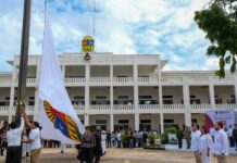 Izan bandera para celebrar el 52 aniversario de Quintana Roo como Estado Libre y Soberano