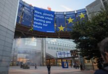 Greenpeace cuelga una pancarta gigante en la Eurocámara contra el aumento de precios de la energía